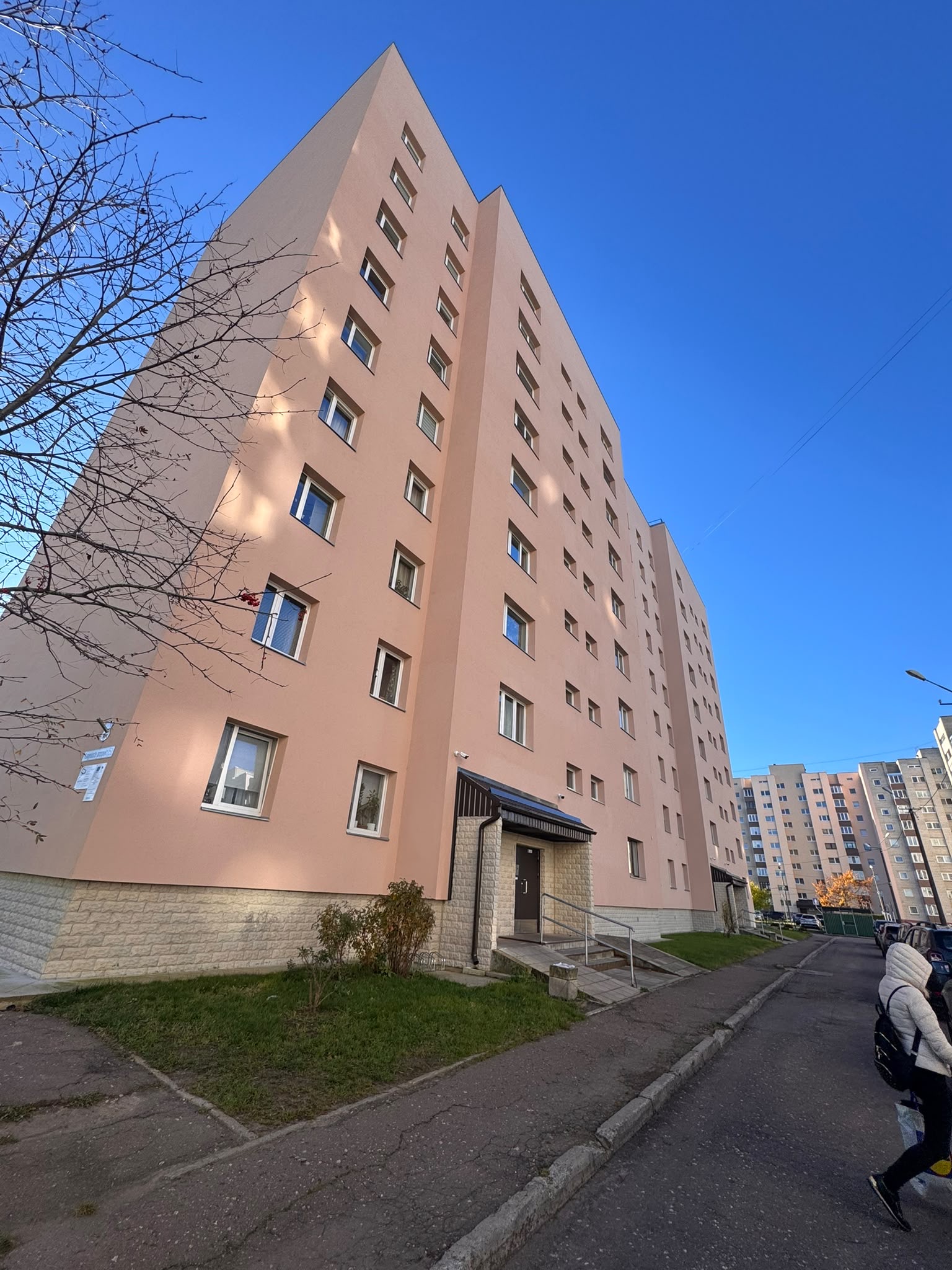 Narva Kangelaste 51 fassaad pärast renoveerimist